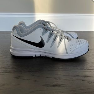 Men’s Nike Vapor Court tennis shoes size 11. Like new!!!